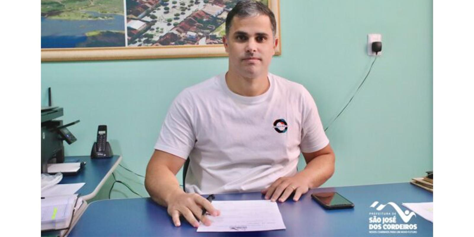 MAIS OBRAS: Felício Queiroz assina ordem de serviço para modernização do Ginásio de Esportes em São José dos Cordeiros