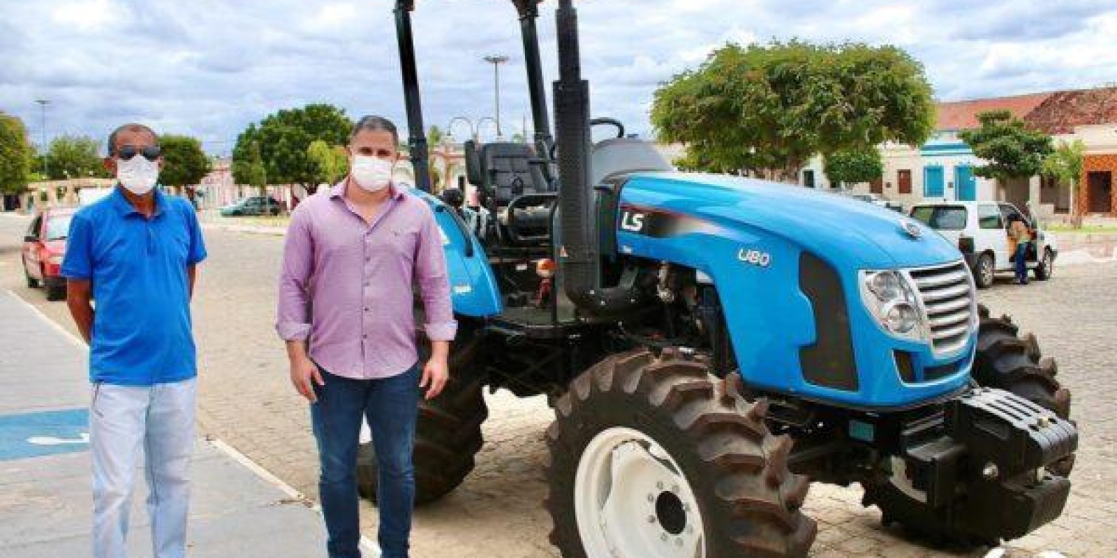 São José dos Cordeiros é contemplada com trator agrícola e prefeito Felício Queiroz entrega equipamento à população