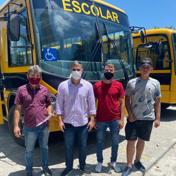 Prefeito Felício Queiroz recebe do Governo do Estado mais um ônibus para reforçar frota escolar