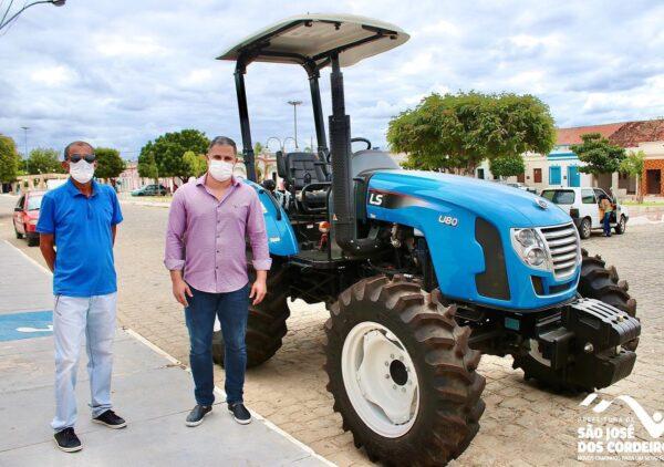 São José dos Cordeiros é contemplada com trator agrícola e prefeito Felício Queiroz entrega equipamento à população