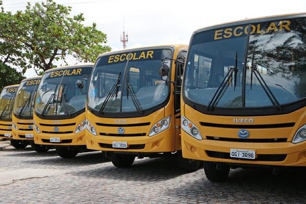 Prefeito Felício Queiroz anuncia conquista de mais 4 ônibus escolares de uma vez para São José dos Cordeiros
