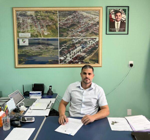 Prefeito Felício Queiroz assina convênio com Governo Federal para aquisição de uma pá carregadeira para São José dos Cordeiros