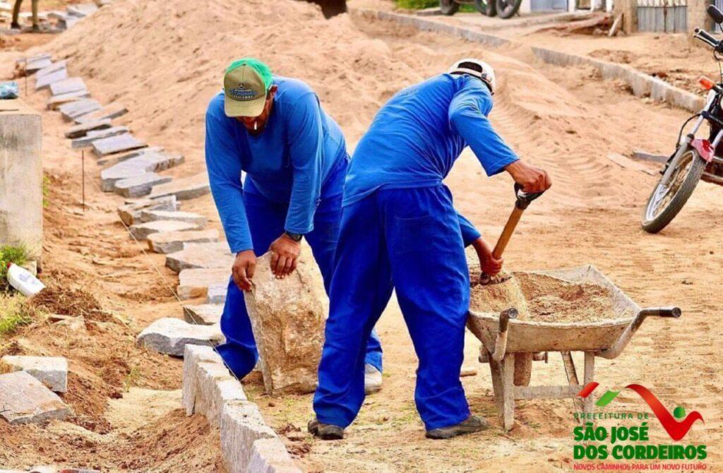 Prefeito Felício Queiroz autoriza licitação para pavimentar mais 3 ruas em São José dos Cordeiros