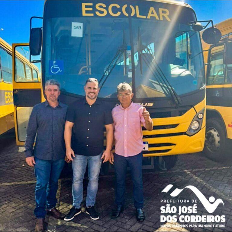 Felício Queiroz adquire novo ônibus junto ao Estado para São José dos Cordeiros