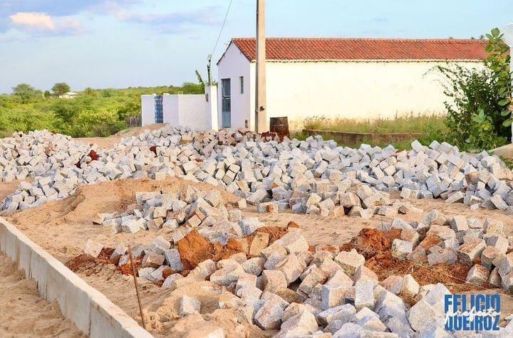 Prefeitura de São José dos Cordeiros inicia pavimentação de mais duas ruas