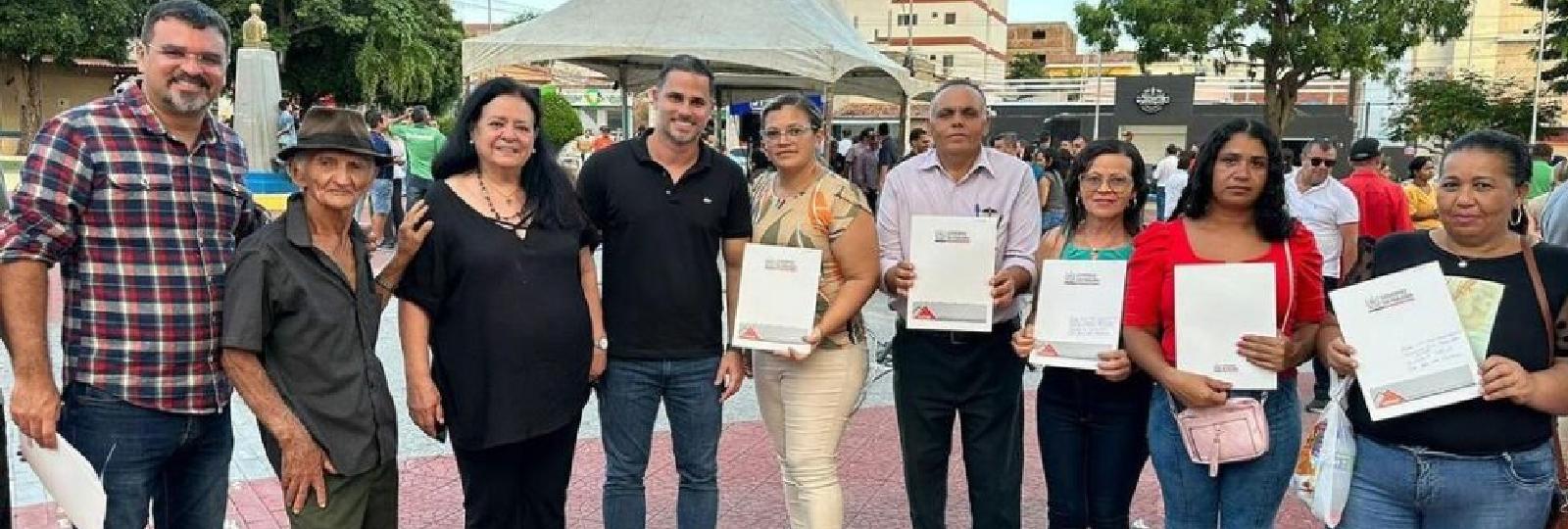 Prefeito Felício Queiroz participa da entrega de escrituras públicas aos beneficiários de casas populares
