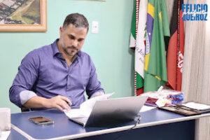  Na véspera do São Pedro, prefeito de São José dos Cordeiros paga salário de junho e metade do 13° aos servidores municipais