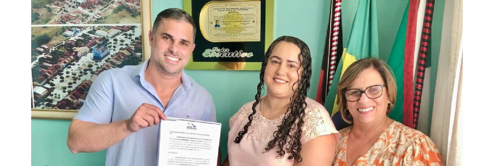 Prefeito de São José dos Cordeiros entrega portarias referentes ao processo seletivo para direção das escolas