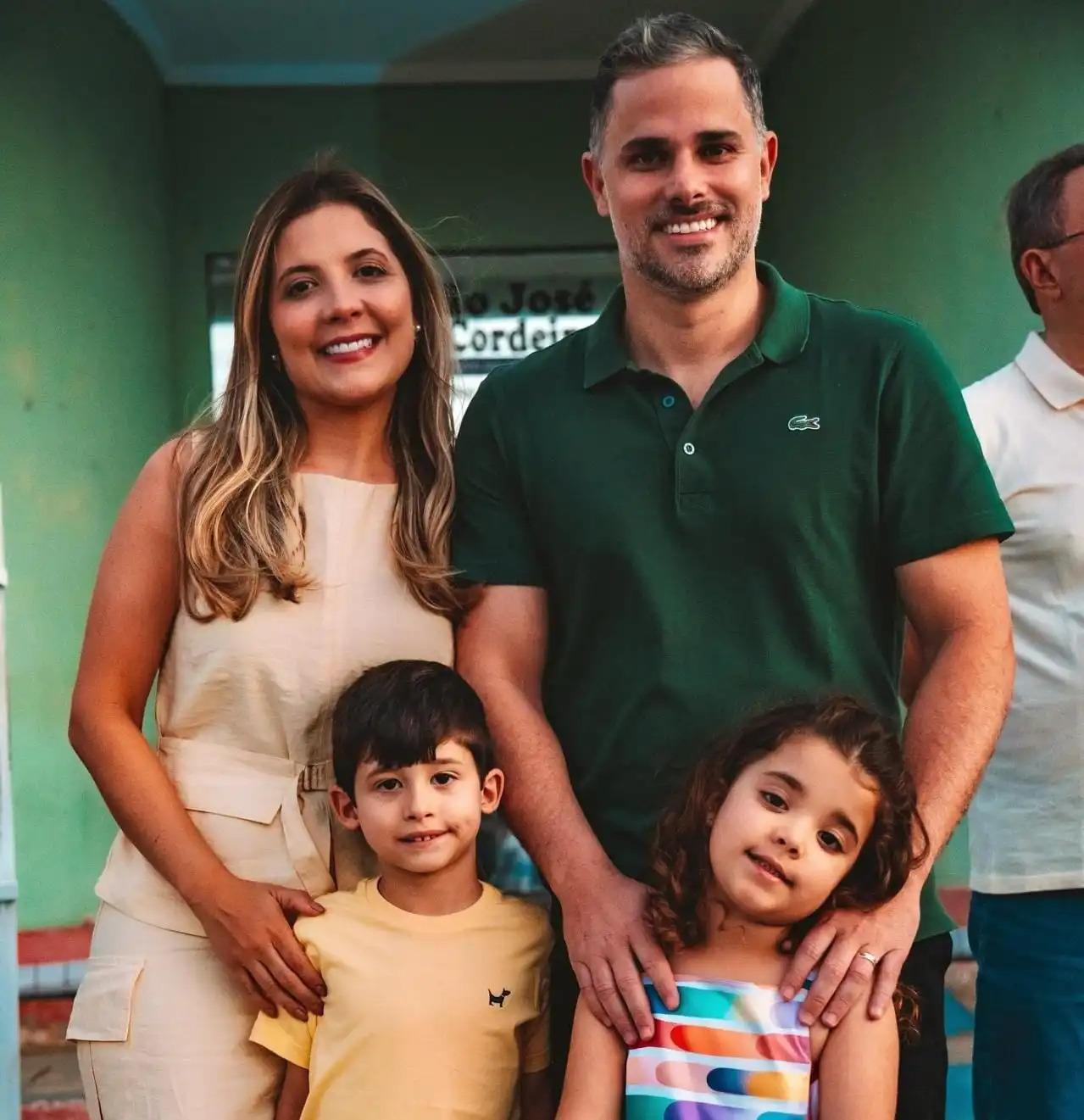 Prefeito Felício Queiroz prestigia Desfile...