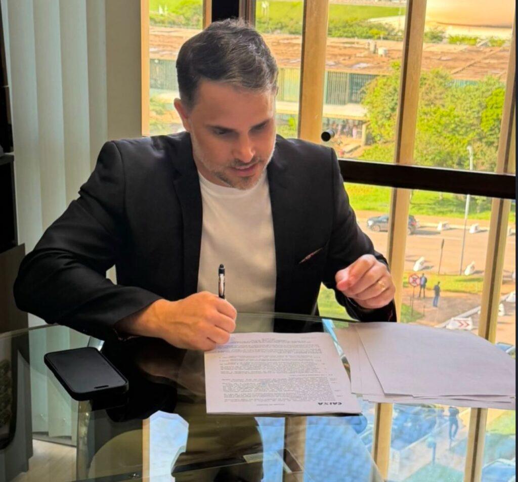 Prefeito Felício Queiroz assina contrato...