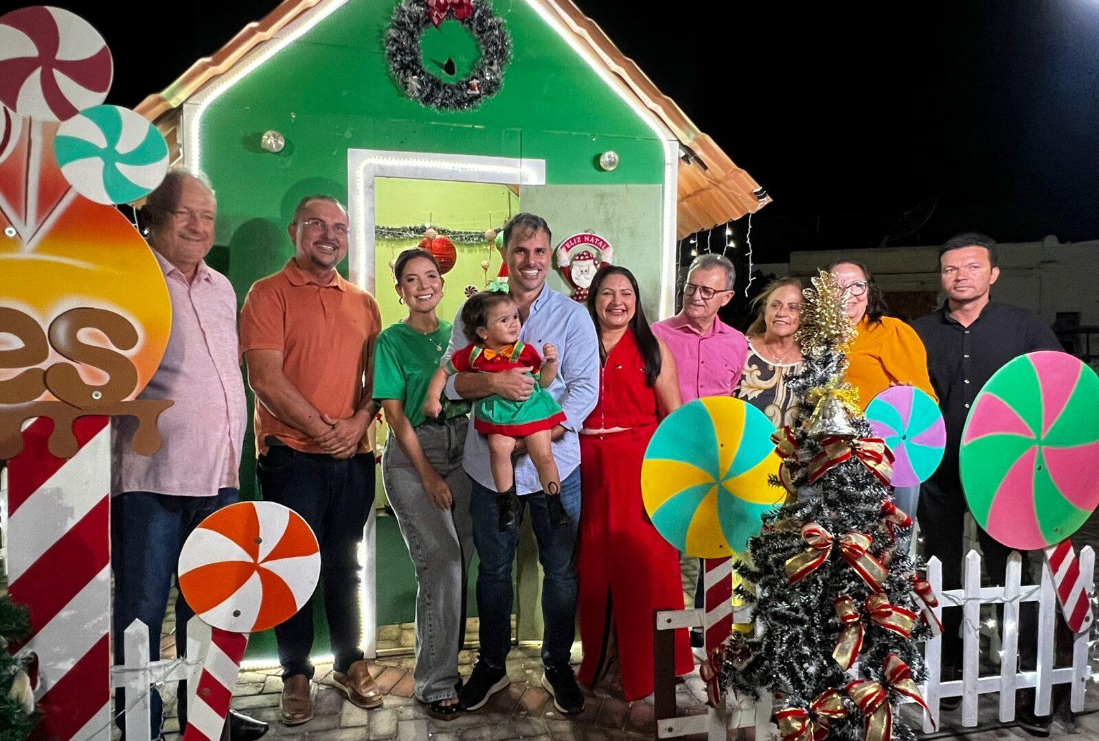 Prefeito Felício Queiroz inaugura iluminação...